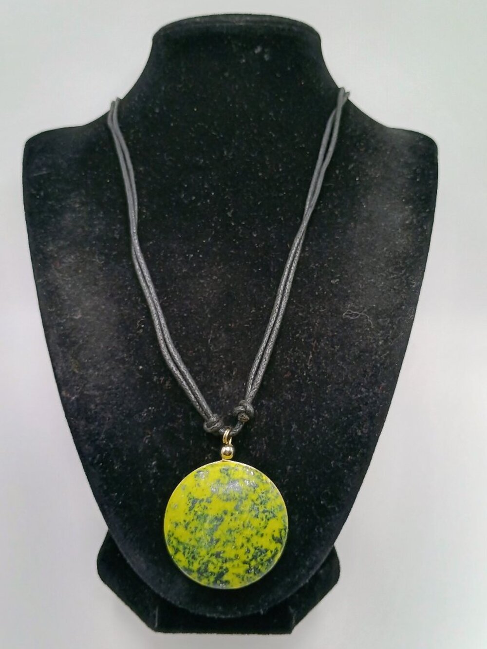 Green Serpentine Necklace with Circular Pendant and Adjustable Cord